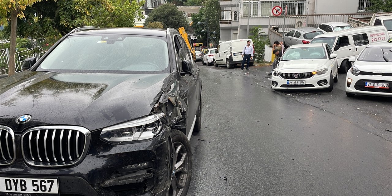 Şişli'de yokuşta kayan kamyon 7 araca çarparak durabildi