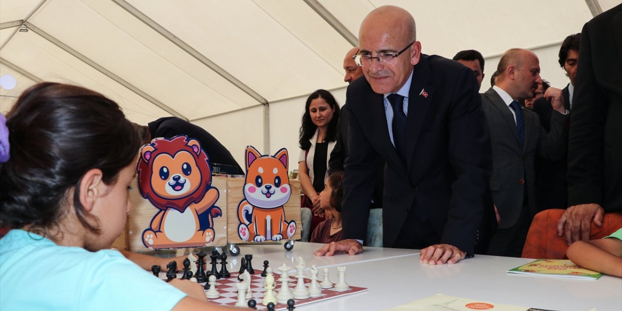 Hazine ve Maliye Bakanı Şimşek, Adıyaman'da konteyner kenti ziyaret etti