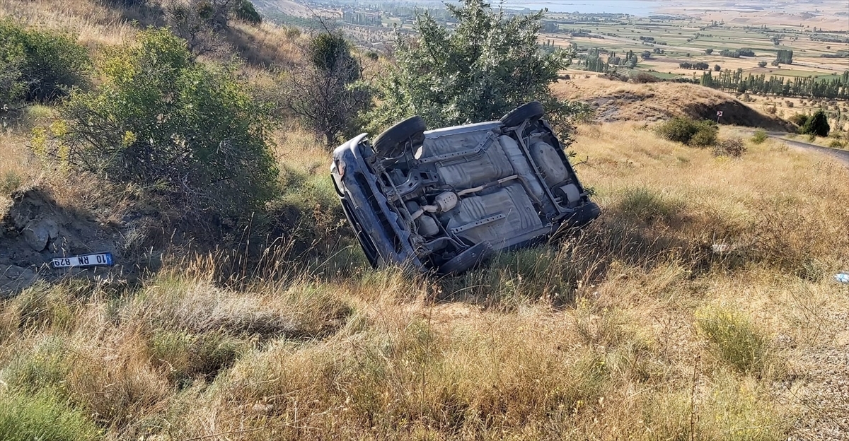 Sivas'ta devrilen otomobildeki 6 kişi yaralandı