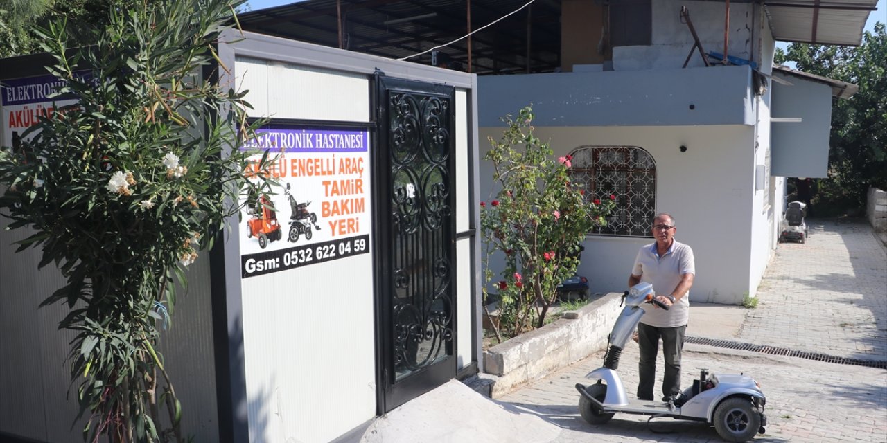 Türk Kızılay depremde tamirhanesi yıkılan Hataylı esnafa konteyner verdi