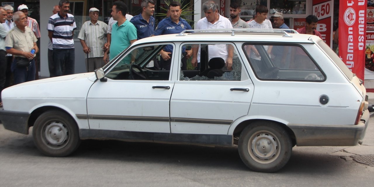 Antalya'da araç içerisinde av tüfeği ile vurulduğunu iddia eden kişi yaralandı