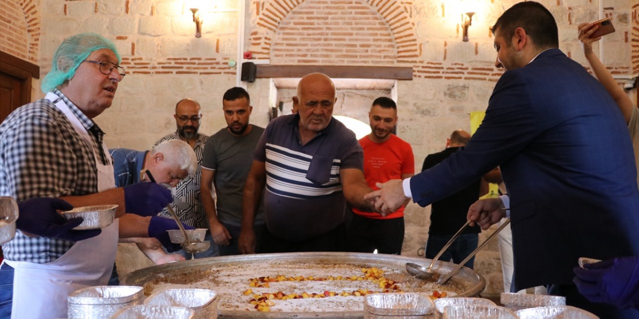 Edirne'de "Aşçı Yahya Baba"nın mutfağında pişirilen aşure dağıtıldı