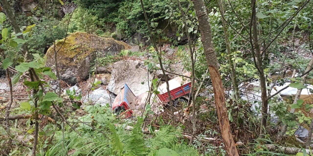 Rize'de dereye yuvarlanan kamyonetteki 3 kişi yaralandı