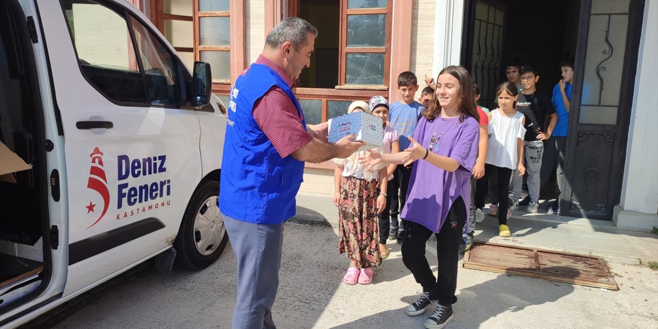 Kastamonu'da Kur'an kurslarını bitiren çocuklara "İyi ki varsınız çocuklar" hediye paketi verildi