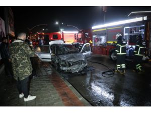 Adana'da seyir halindeki otomobil yandı