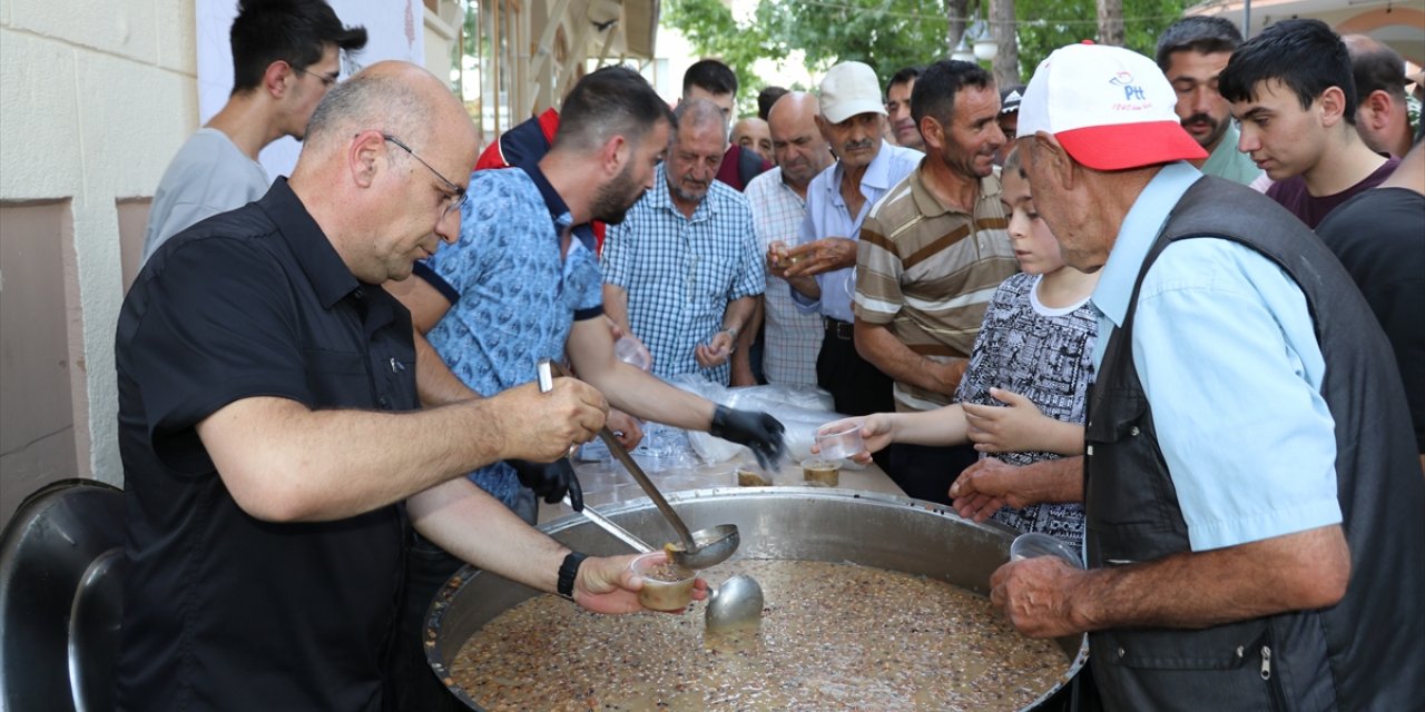 Erzurum Vakıflar Bölge Müdürlüğü Erzincan'da 5 bin kişiye aşure dağıttı