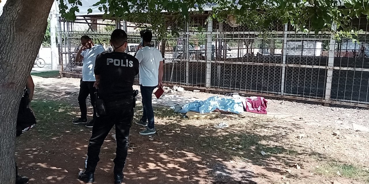 Antalya'da parkta bir kişi ölü bulundu