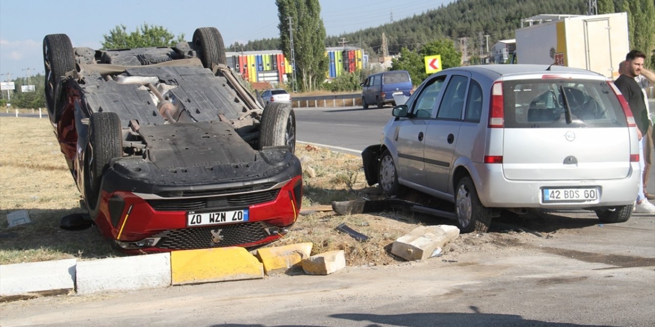 Konya'da iki otomobil çarpıştı, 6 kişi yaralandı