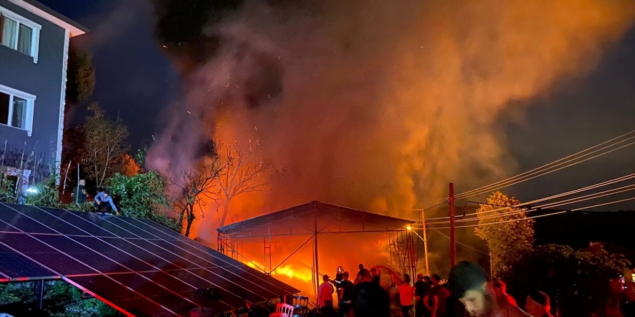 Düzce'de depo olarak kullanılan binada çıkan yangın hasara neden oldu