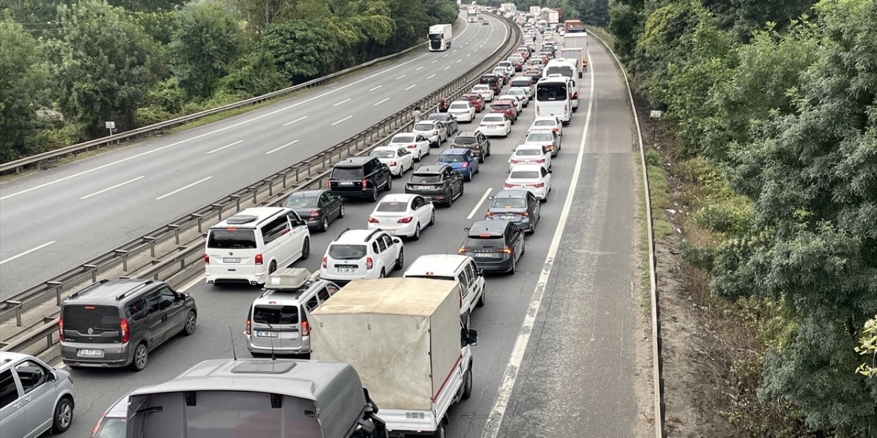 Kocaeli'de zincirleme trafik kazasında 3 kişi yaralandı