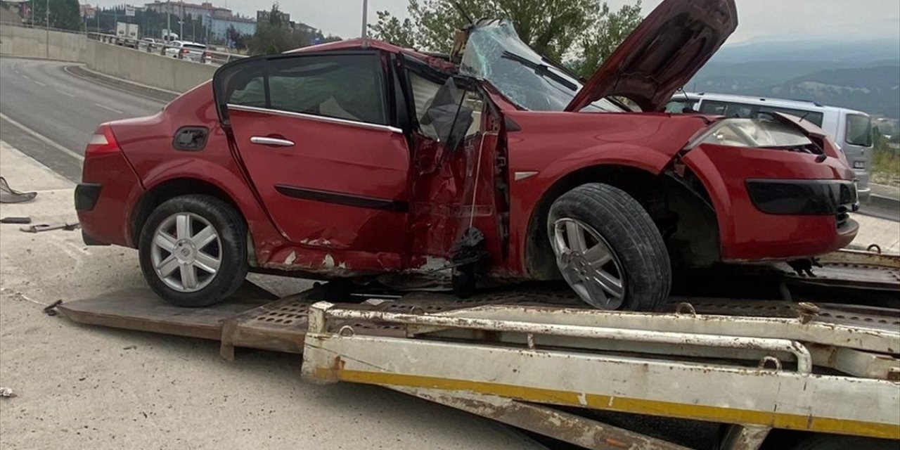 Karabük'te aydınlatma direğine çarpan otomobilin sürücüsü öldü