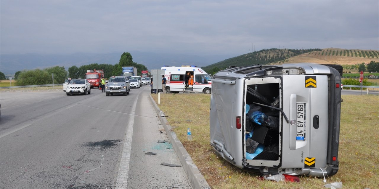 Amasya'da 3 aracın karıştığı kazada 4 kişi yaralandı