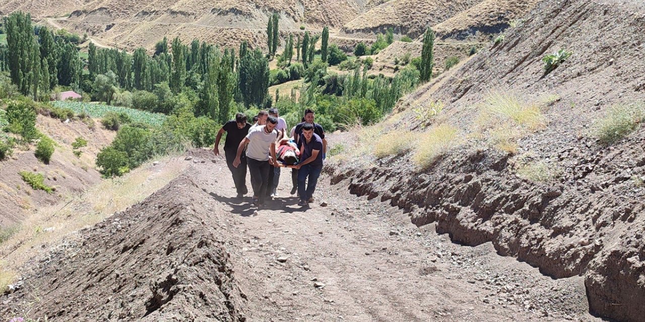 Adıyaman'da şarampole devrilen otomobildeki 4 kişi yaralandı