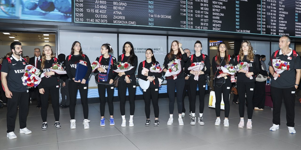 Dünya ikincisi 19 Yaş Altı Kız Voleybol Milli Takımı, yurda döndü