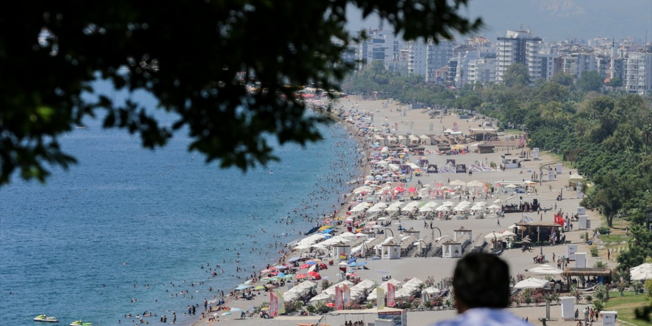 Antalya'da serinlemek isteyenler sahillerde yoğunluk oluşturdu