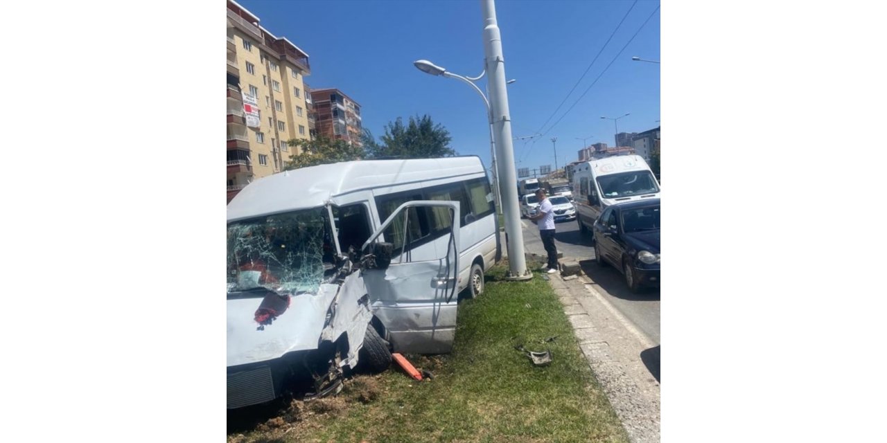 Malatya'da refüje çarpan minibüsteki 8 kişi yaralandı