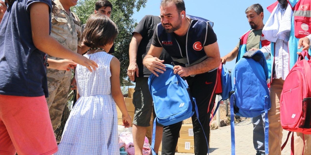 Hatay'daki depremzedelere kıyafet, kırtasiye ve hijyen kolisi desteği