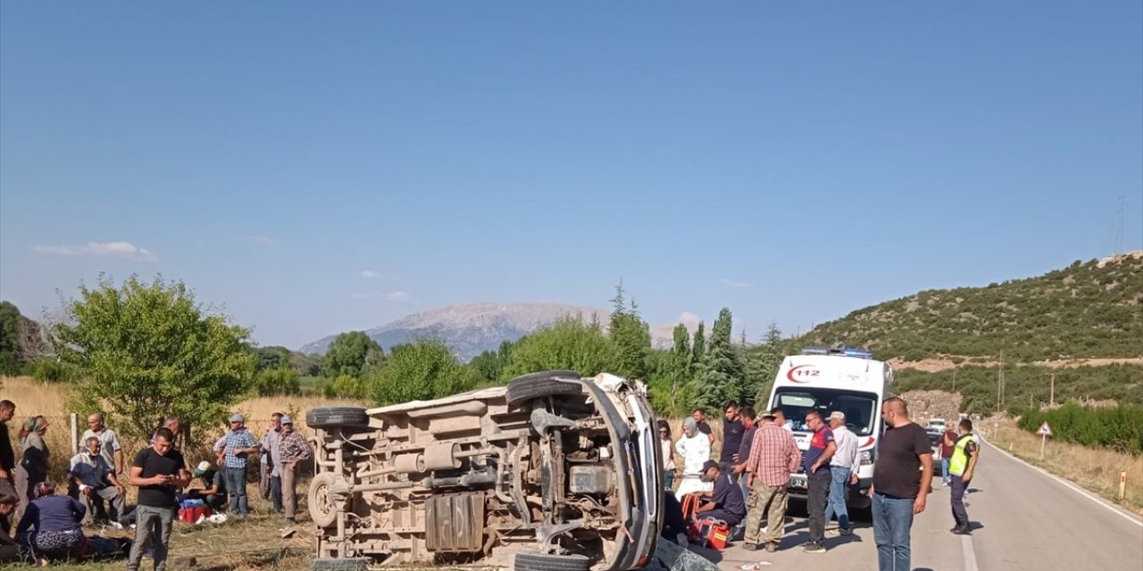 Isparta'da minibüsle tarım aracının çarpıştığı kazada 1 kişi öldü, 13 kişi yaralandı