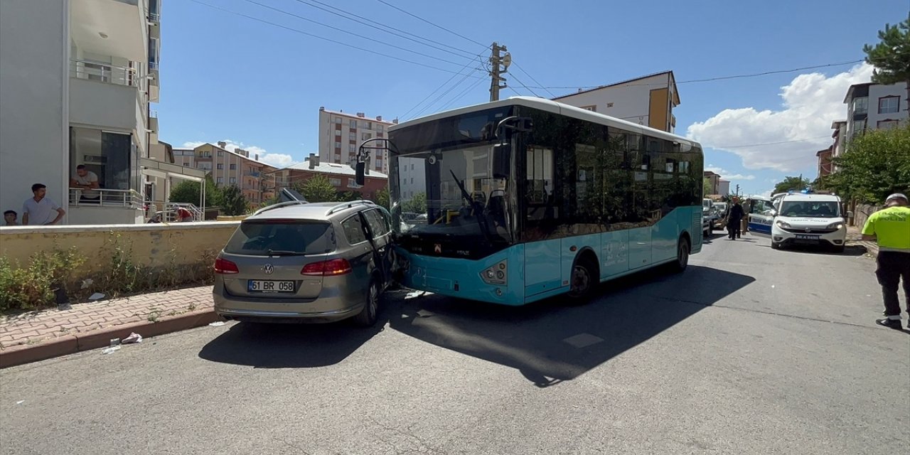 Sivas'ta halk otobüsü ile otomobilin çarpışması sonucu 8 kişi yaralandı