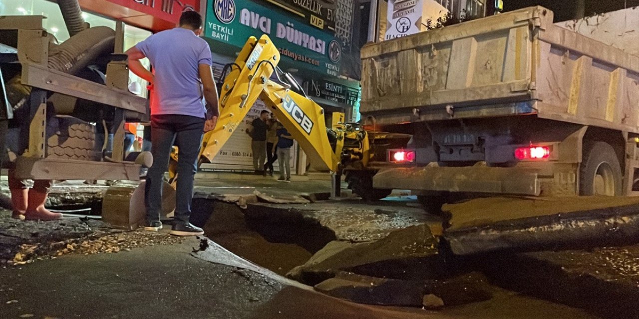 Düzce'de ana borunun patladığı içme suyu hattı üzerindeki cadde trafiğe kapatıldı