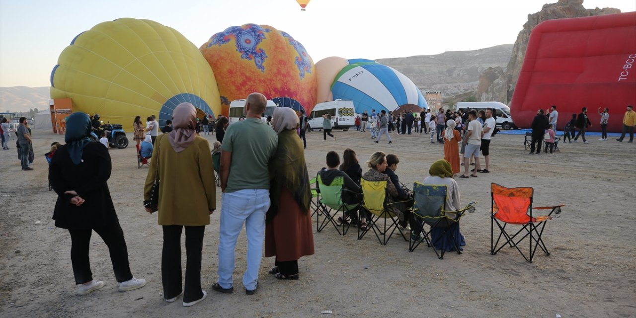 Figürlü sıcak hava balonları Kapadokya’da peribacaları üzerinde süzüldü