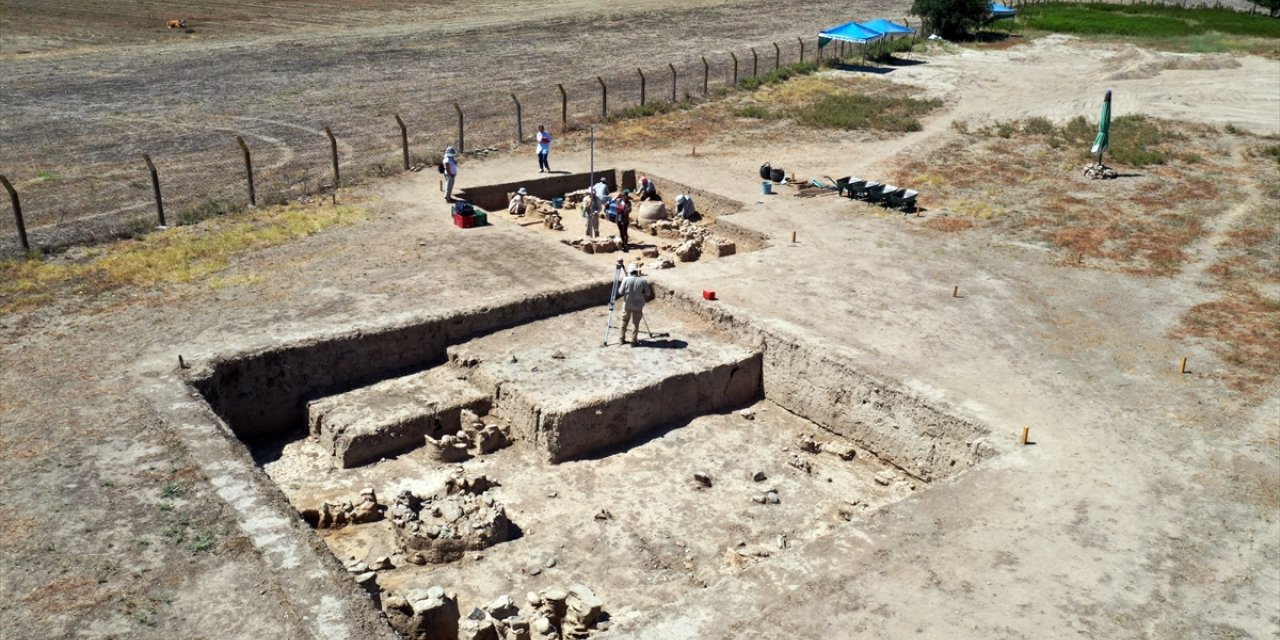 Aydın Tepecik Höyüğü'ndeki kazıda saray benzeri yapı ve tahıl küpleri bulundu