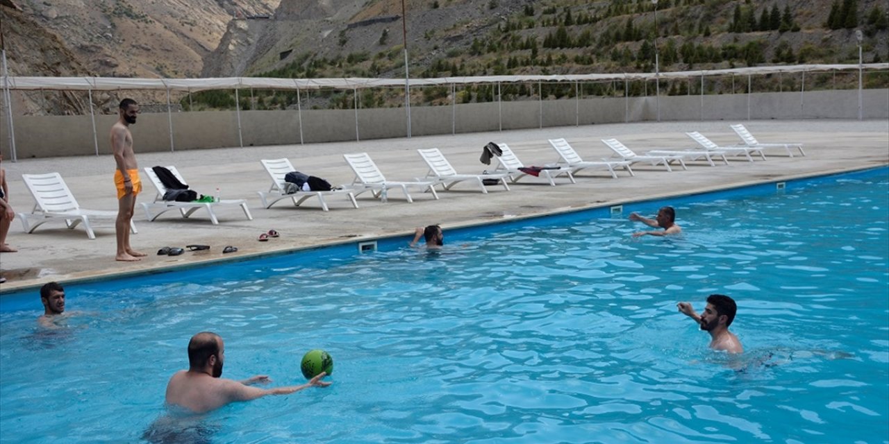 Hakkari'de sıcaktan bunalan vatandaşlar havuzda serinliyor