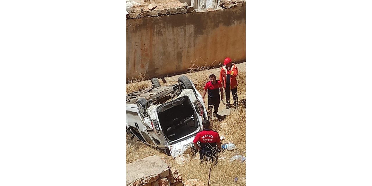 Mardin'de hafif ticari aracın devrildiği kazada 10 kişi yaralandı