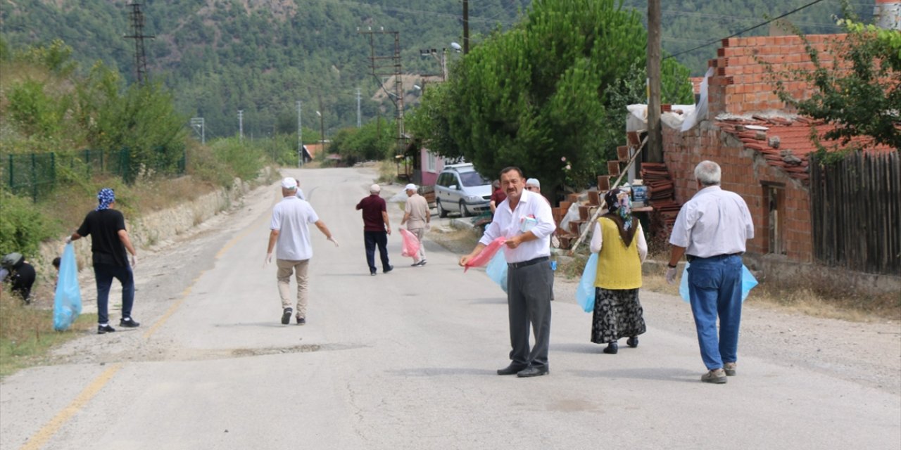 Karabük'te çadır kampı yapan akademisyenler köy sakinleriyle çöp topladı