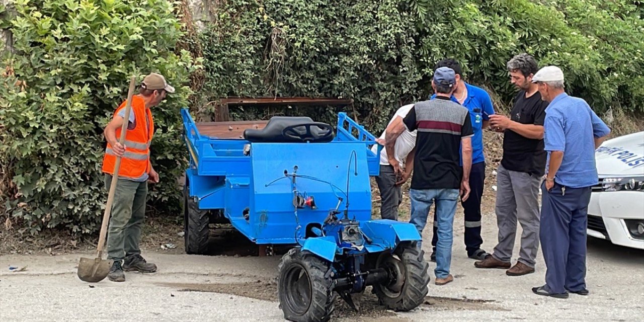 Düzce'de tarım aracı ile motosiklet çarpıştı, 2 kişi yaralandı