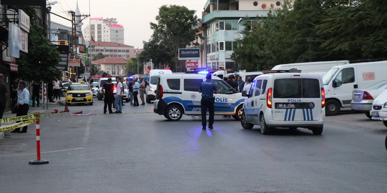 Kayseri'de kıraathaneye yapılan silahlı saldırıda 1'i polis 2 kişi yaralandı