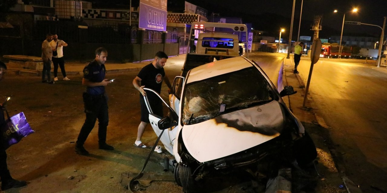 İzmir'de refüje çarptıktan sonra alev alan otomobildeki 2 kişi ağır yaralandı