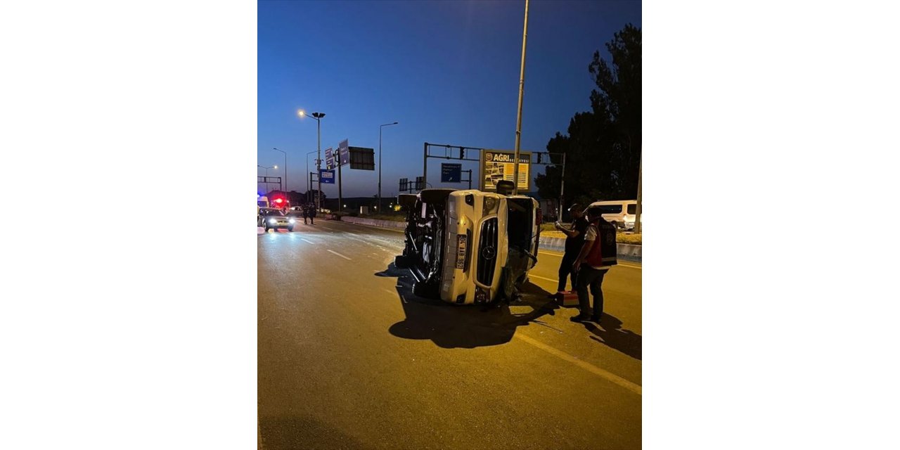 Ağrı'da minibüsle otomobil çarpıştı, 1 bebek öldü, 16 kişi yaralandı