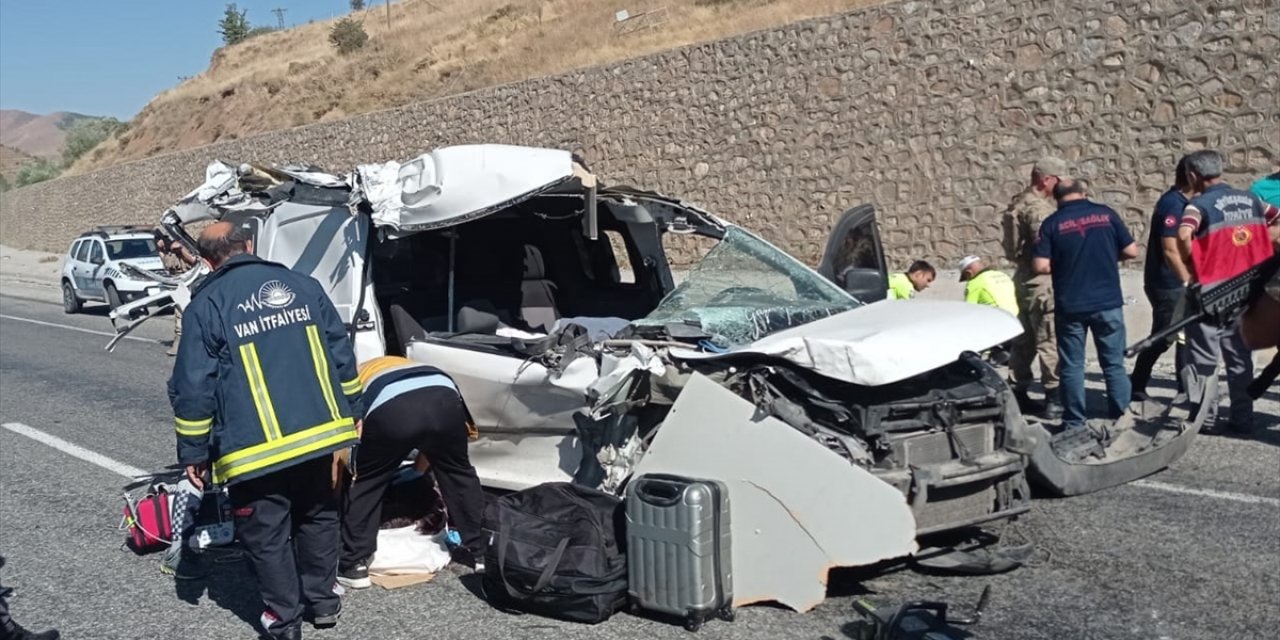 Van'da kamyonetin kamyona çarpması sonucu 3 kişi öldü, 3 kişi yaralandı