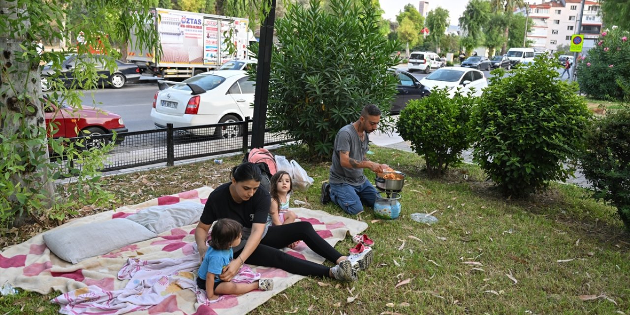 Ev sahibinin yaklaşık 5 katına çıkardığı kirayı ödeyemeyen aile parkta yaşıyor