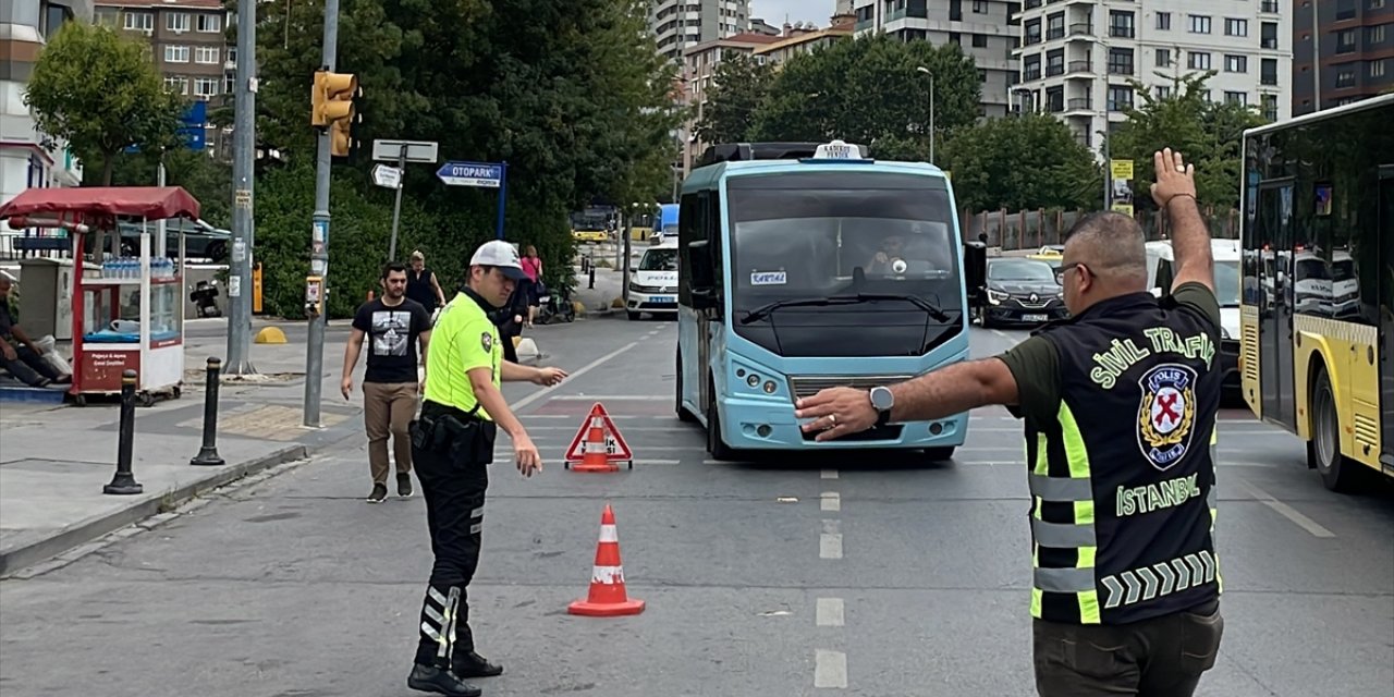 Kadıköy'de trafik kurallarını ihlal eden 5 minibüs sürücüsüne para cezası