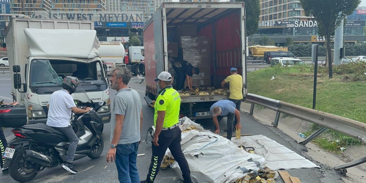 Bahçelievler'de devrilen kamyonetin sürücüsü aracı bırakıp kaçtı