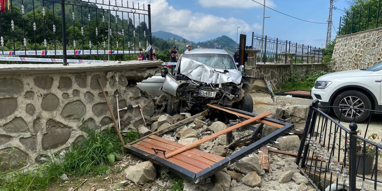 Rize'de bahçe kapısına çarpan kamyonetteki 2 kişi yaralandı