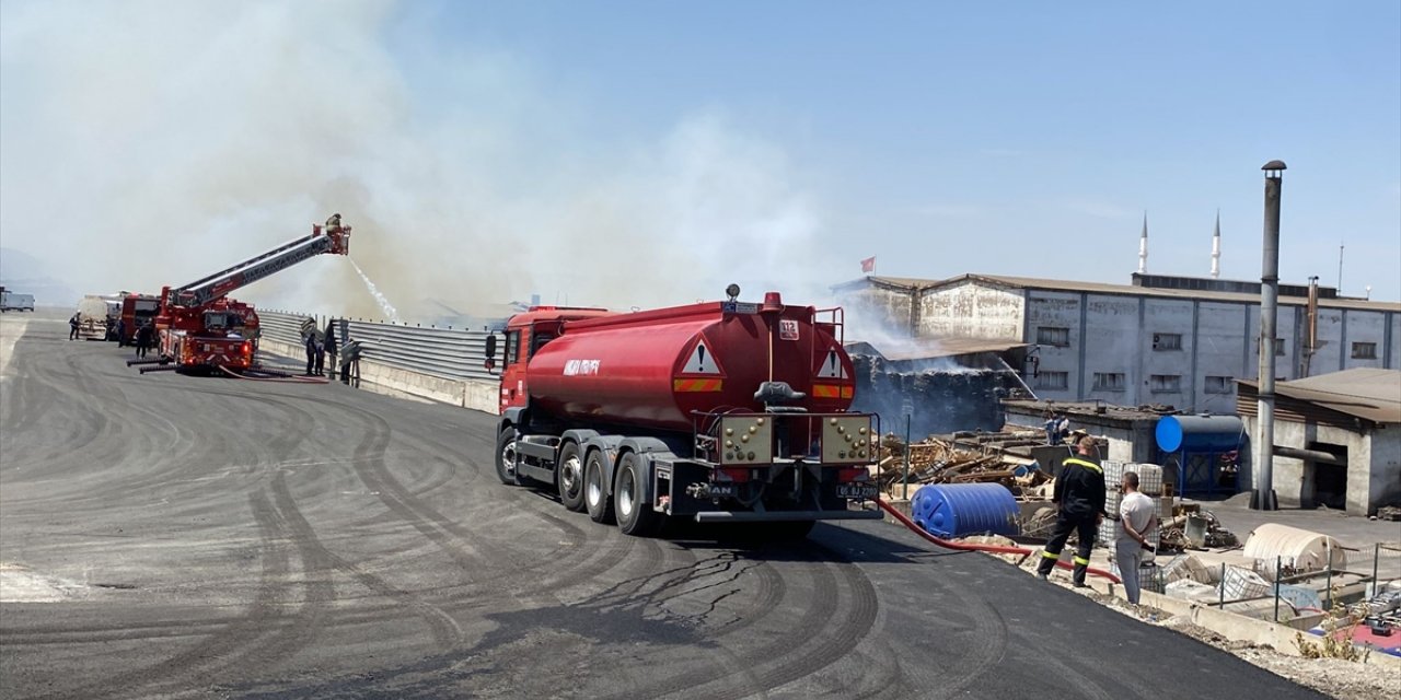 Ankara'da atık kağıt geri dönüşüm fabrikasında yangın çıktı