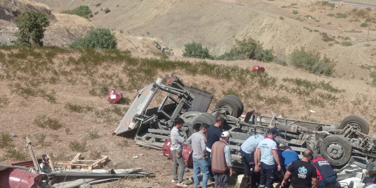 Siirt'te kamyonun devrilmesi sonucu 1 kişi öldü, 1 kişi yaralandı