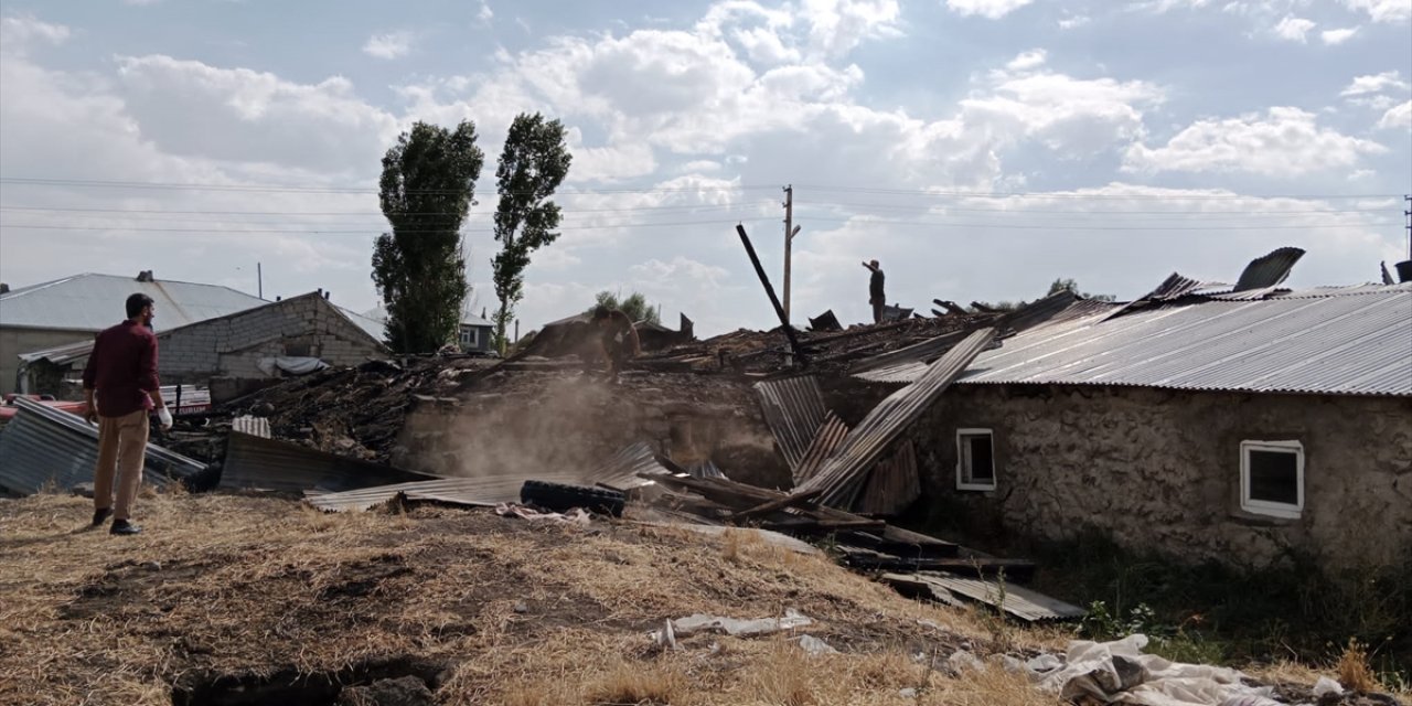 Erzurum'da çıkan yangında 3 ev, ahır ve kiler zarar gördü