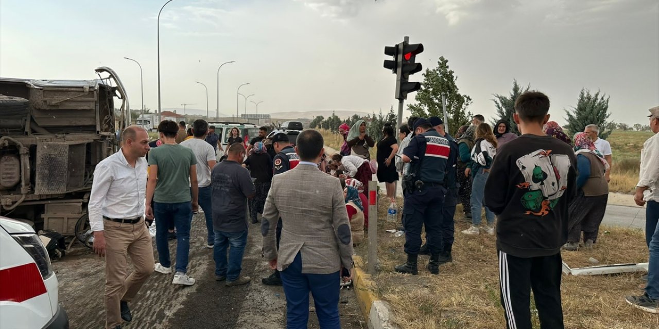 Afyonkarahisar'da minibüs ile kamyon çarpıştı, 25 kişi yaralandı