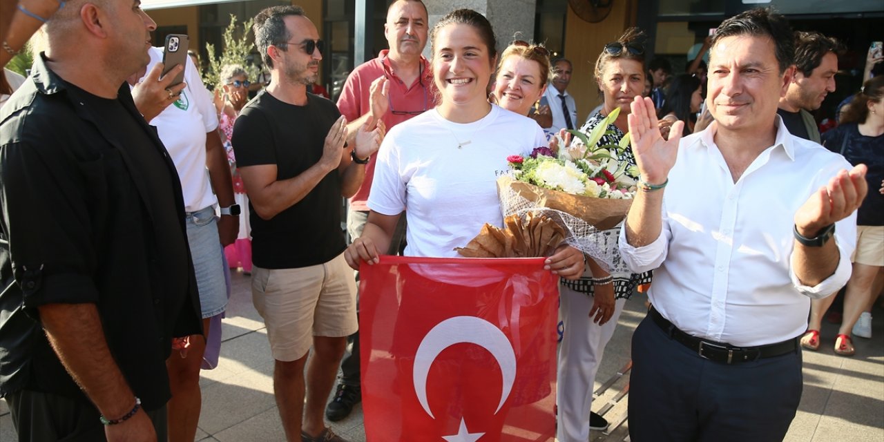 Kuzey Kanalı'nı yüzerek geçen en genç Türk sporcu olan Aysu Türkoğlu, Bodrum'a döndü