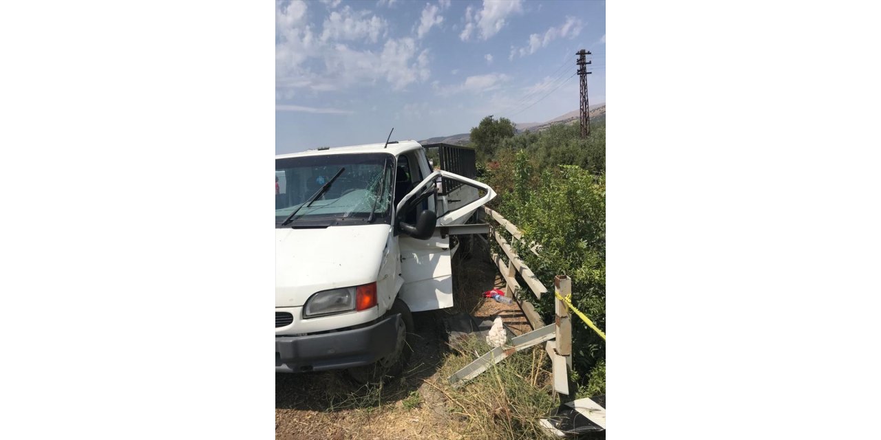 Denizli'de kamyonetin şarampole devrilmesi sonucu 1 kişi öldü, 5 kişi yaralandı