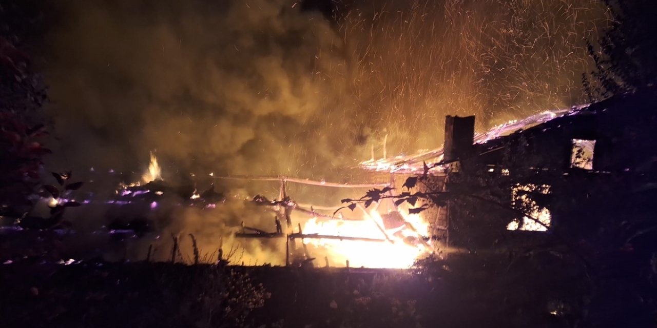 Tokat'ta yangında ev, ahır ve samanlık zarar gördü