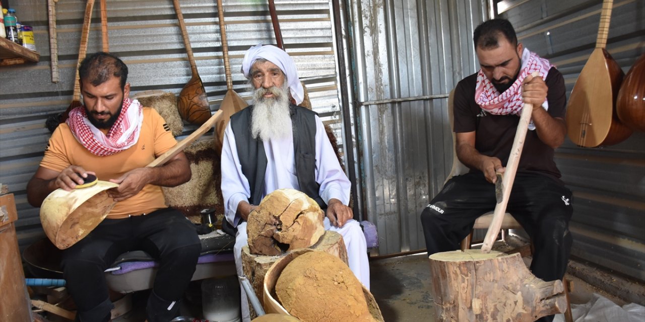 PKK nedeniyle evine dönemeyen Iraklı Yezidi, bağlama üreterek zorlu kamp hayatına tutunuyor