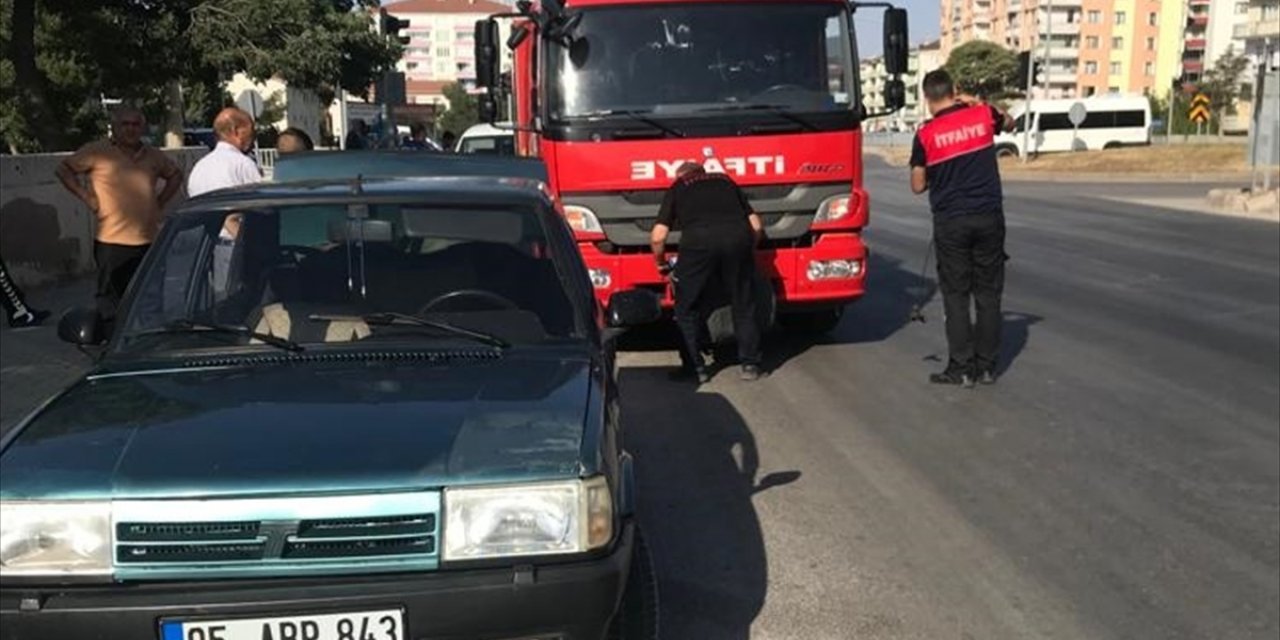 Çorum'da hafif ticari araç ile çarpışan otomobilin bagajında sıkışan koyunu itfaiye ekibi kurtardı