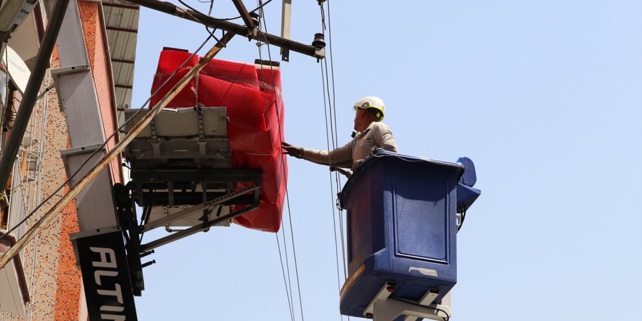 Denizli'de binaya eşya taşınırken elektrik tellerine takılan koltuk ekiplerce alındı