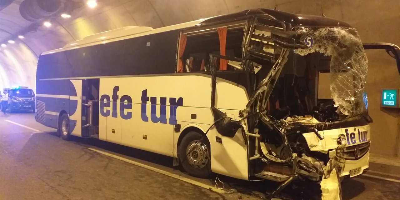 Zonguldak'ta yolcu otobüsü ile kamyonetin tünelde çarpıştığı kazada 3 kişi yaralandı