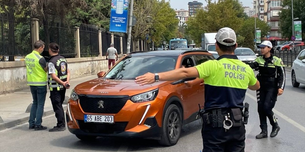 Kadıköy'de yayalara yol vermeyen sürücülere ceza kesildi